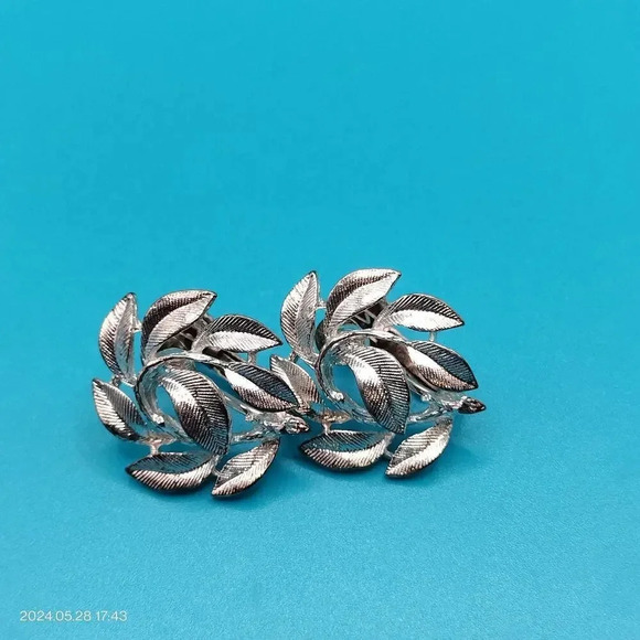 Vintage Napier Silver tone Leaf Swirl Screw back Earrings 1" - Picture 1 of 5